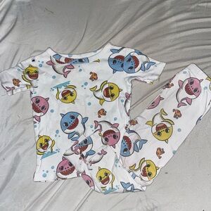 💖 Baby Shark Dreams! White 2-Piece Pajama Set 4T 🦈”